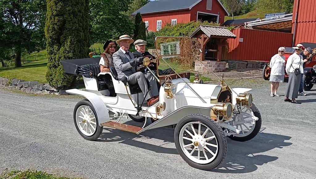Start nr. 4 - Buick Model 10 – Årgang 1909, som kom til Danmark i 80’erne, men nu er ejet og kørt af Rolf Lauritz Tøllefsen og Rigmor Tøllefsen, fra Tromsø i Norge.
(Foto: Arkivbillede fra Dansk Veteranbil Klub og Strib Automobilmuseum)